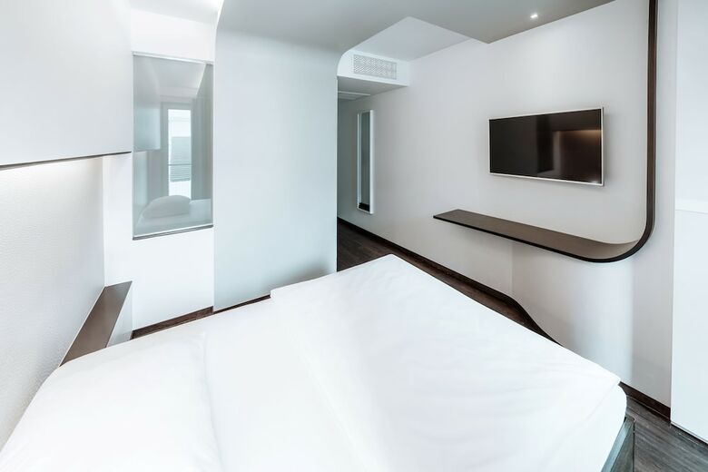 Hotel Q!
