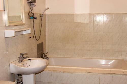 Albergue Croissant D'or Guestroom By Avalon B&B