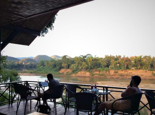 Chill Riverside Hostel & Cafe