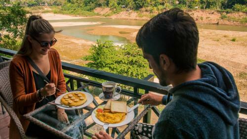 Chill Riverside Hostel & Cafe