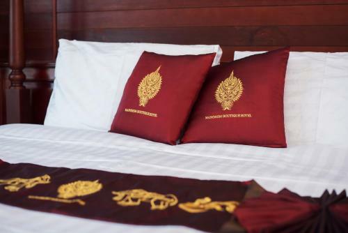 Manorom Chateau Hotel