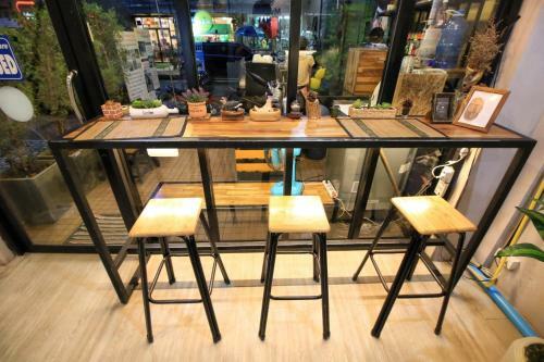 My Box Hostel & Cafe