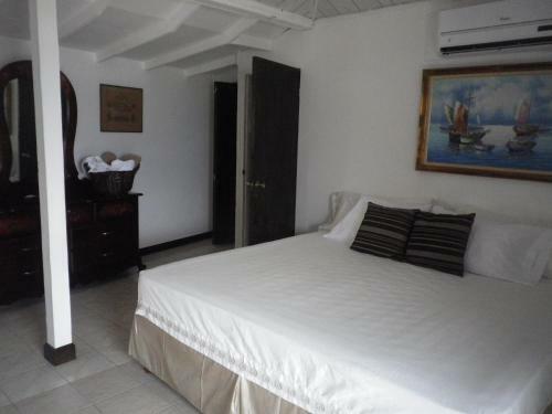 Hostal Roots Cafe Rooms