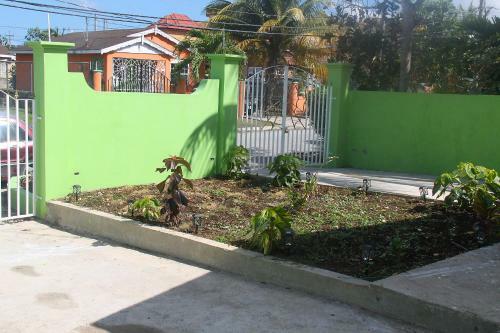 Wild Palm Villa Cozy 2br/1ba Bungalow W/ Backyard Oasis