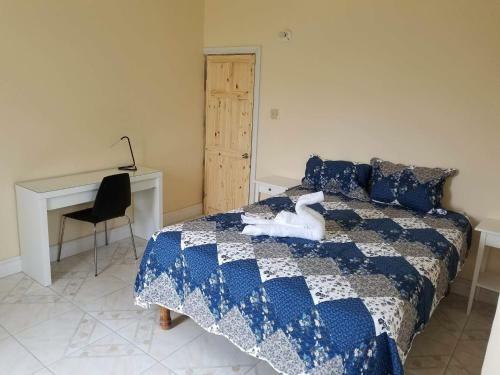 Hostal Arms Of Charms Guesthouse