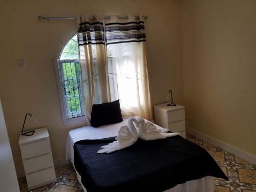 Hostal Arms Of Charms Guesthouse