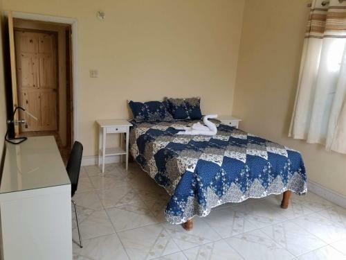 Hostal Arms Of Charms Guesthouse
