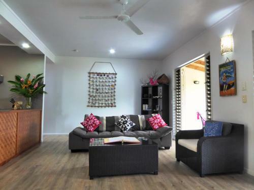 Muri Beachside Villa With Pool