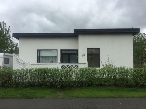 Hv�ta H�si�, Kirkjubraut 48