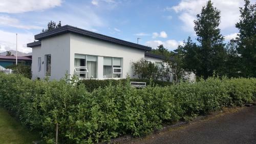 Hv�ta H�si�, Kirkjubraut 48