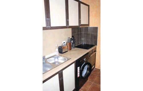 Three-bedroom Holiday Home In Iskra Village