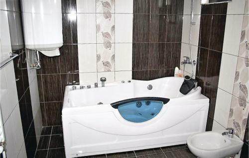Three-bedroom Holiday Home In Iskra Village
