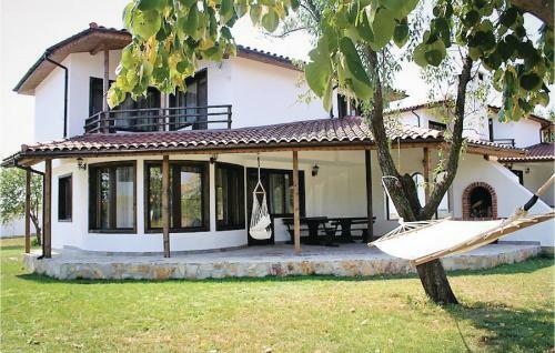 Three-bedroom Holiday Home In Iskra Village