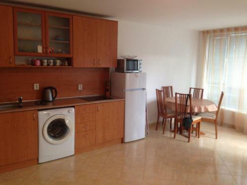 Coliseum Apartment