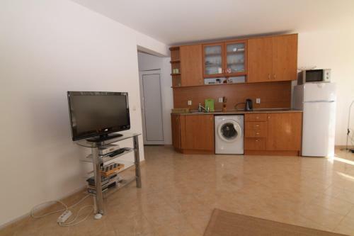 Coliseum Apartment