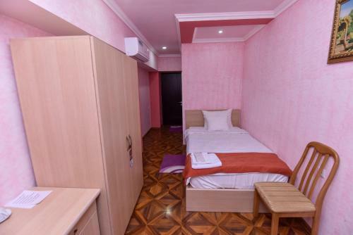 Hostal Gayane Hotel