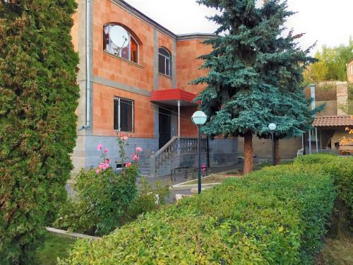 Hostal Qyavar House