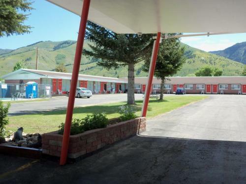 Lazy B Motel