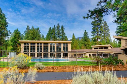 Black Butte Ranch: Grey Owl Getaway On The Greens