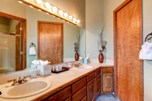 House With Hot Tub, Walk To Town