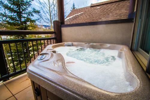 Corral 2b/2b Hot Tub 205w