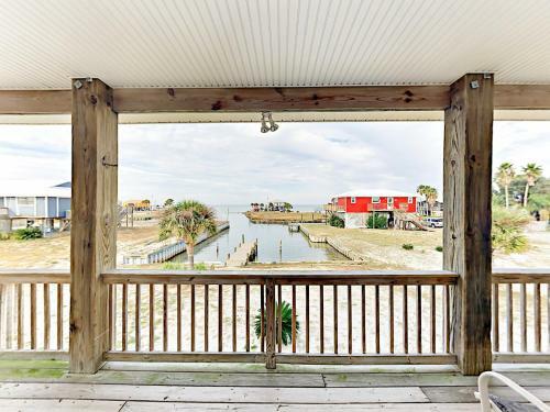 3br On Mobile Bay, 1 Block To Beach Home