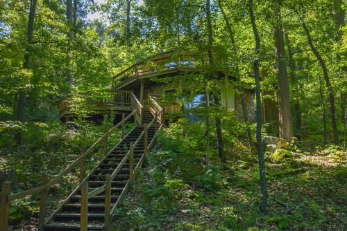 Retro Lake Landing Three-bedroom Holiday Home