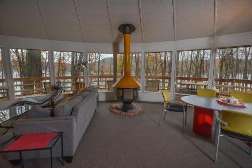 Retro Lake Landing Three-bedroom Holiday Home