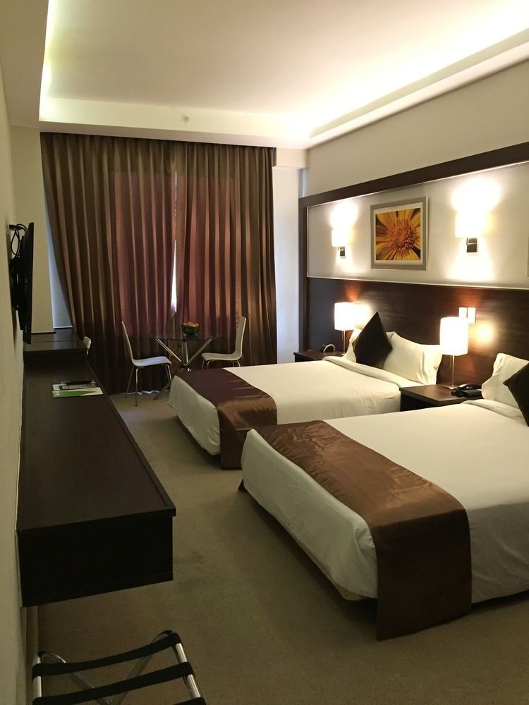 Weston Suites Hotel