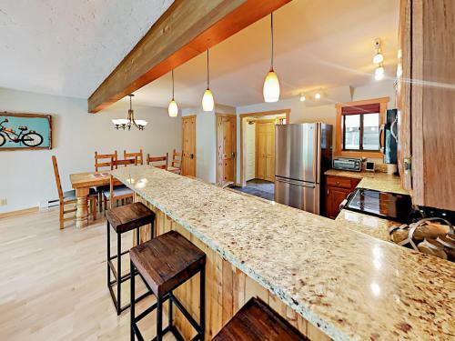 Apartamento 30 E Viking Dr Condo A101