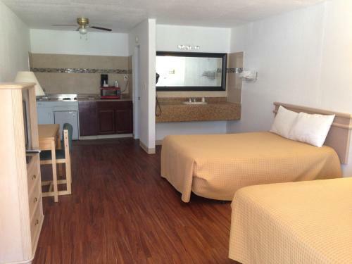 Mount-n-lake Motel