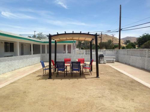 Mount-n-lake Motel
