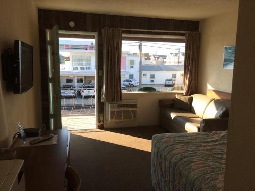Crystal Sands Motel