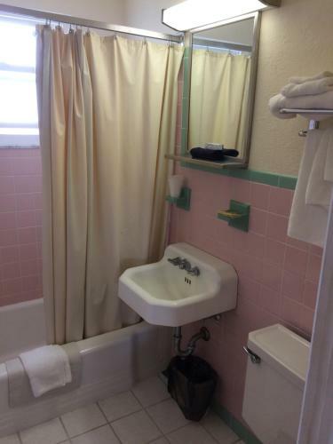 Crystal Sands Motel