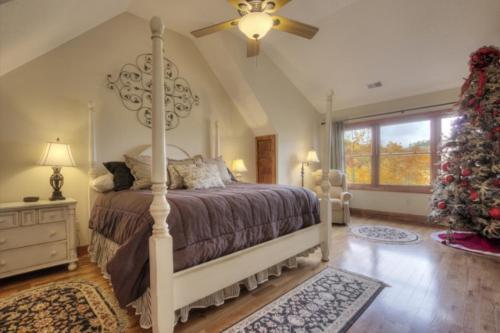 Smoky Mountain Holiday 4 Bedroom Cabin