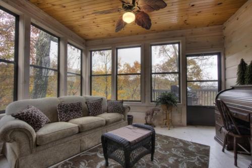 Smoky Mountain Holiday 4 Bedroom Cabin