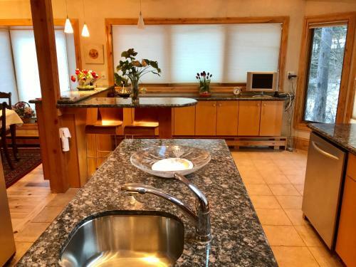 Beautiful Creekside East Vail Home. Close To Shuttle Stop.