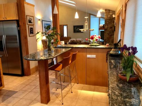 Beautiful Creekside East Vail Home. Close To Shuttle Stop.