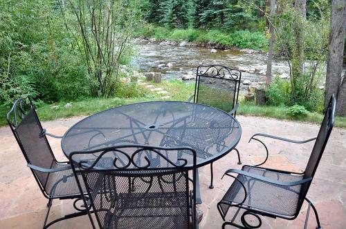 Beautiful Creekside East Vail Home. Close To Shuttle Stop.