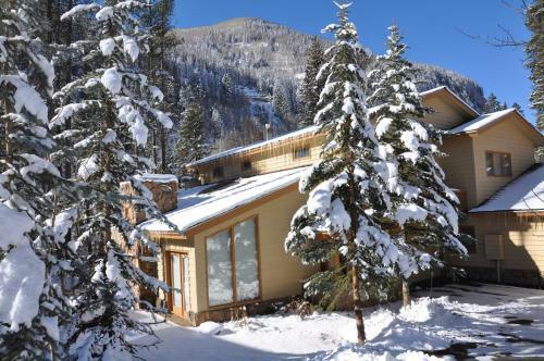 Beautiful Creekside East Vail Home. Close To Shuttle Stop.