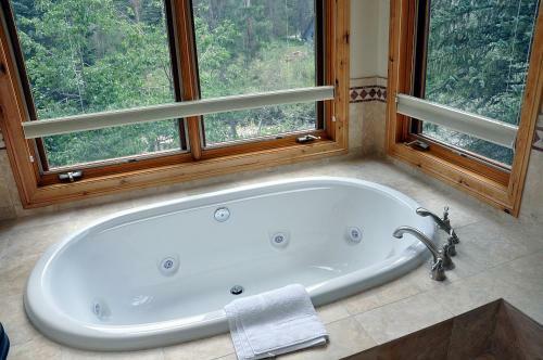 Beautiful Creekside East Vail Home. Close To Shuttle Stop.