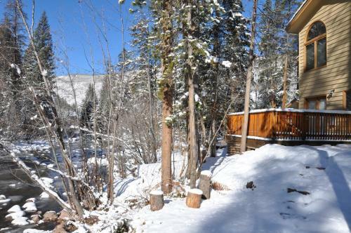 Beautiful Creekside East Vail Home. Close To Shuttle Stop.