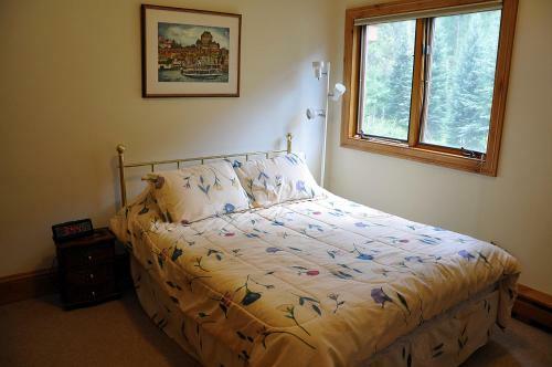 Beautiful Creekside East Vail Home. Close To Shuttle Stop.