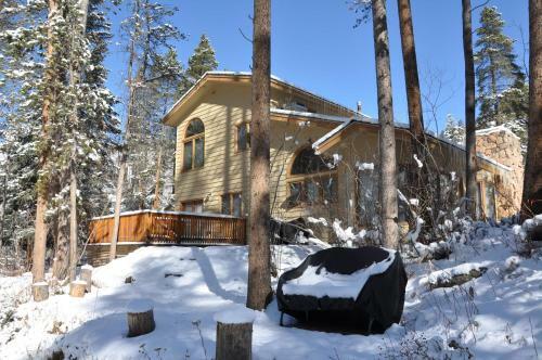Beautiful Creekside East Vail Home. Close To Shuttle Stop.