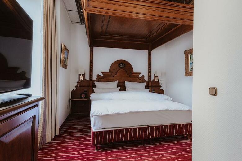 King's Hotel First