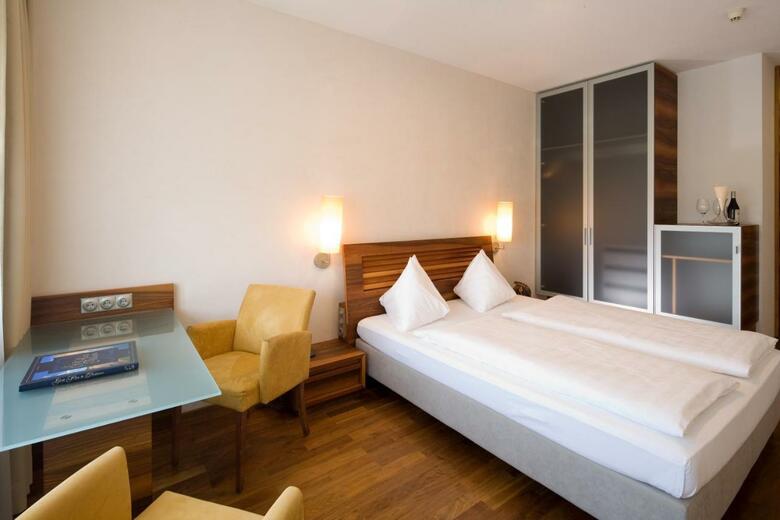 Penz Hotel West