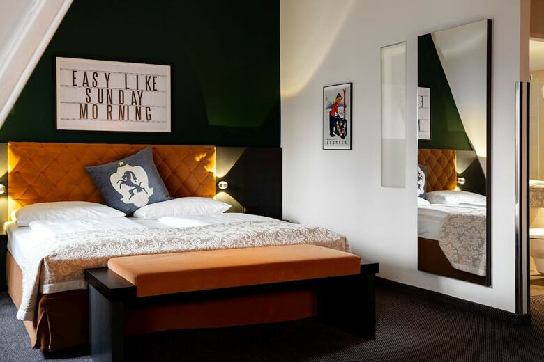 Hotel NH Carlton