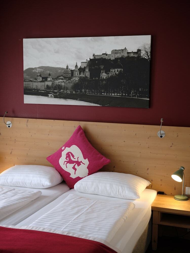 Hotel NH Carlton