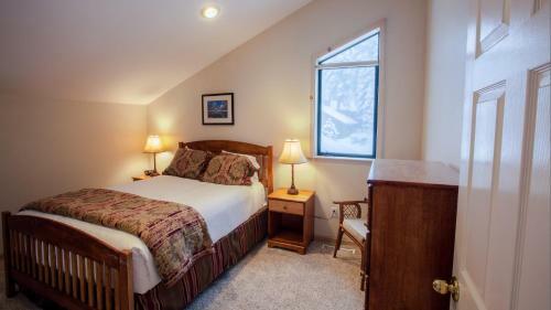 1620 Deer Path