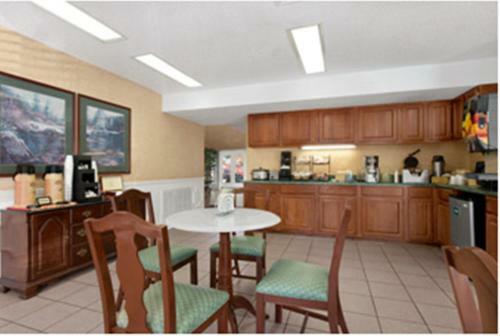 Hotel Baymont Inn & Suites - Roanoke Rapids